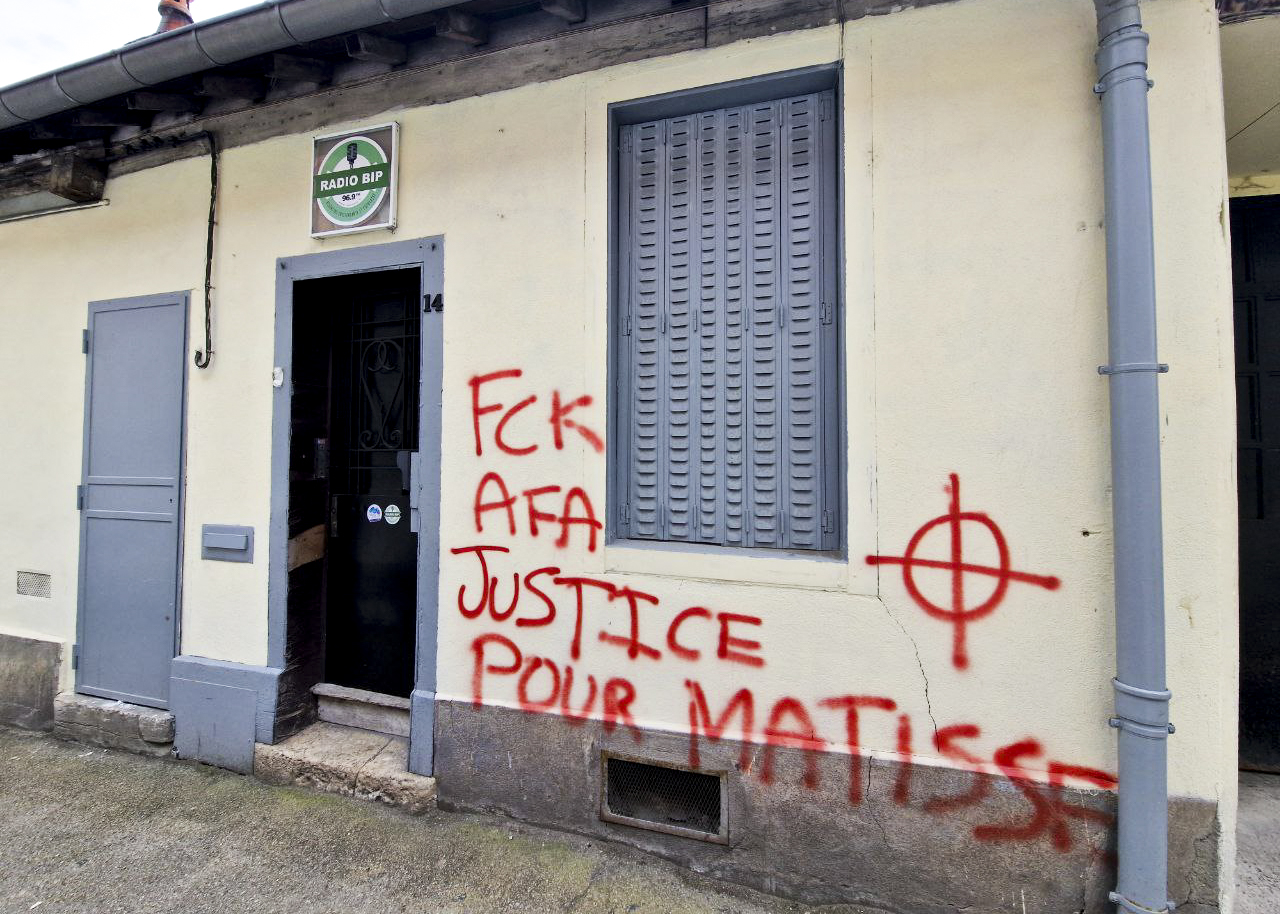 La devanture de la radio indépendante Radio Bip/Média25 est taguée en rouge des messages néofascistes. "FCK AFA, Justice pour Matisse". Une croix celtique y apparait également.