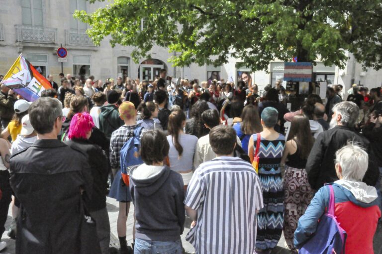 Mobilisation inédite à Besançon, dénonçant l’offensive contre le droit des personnes trans’