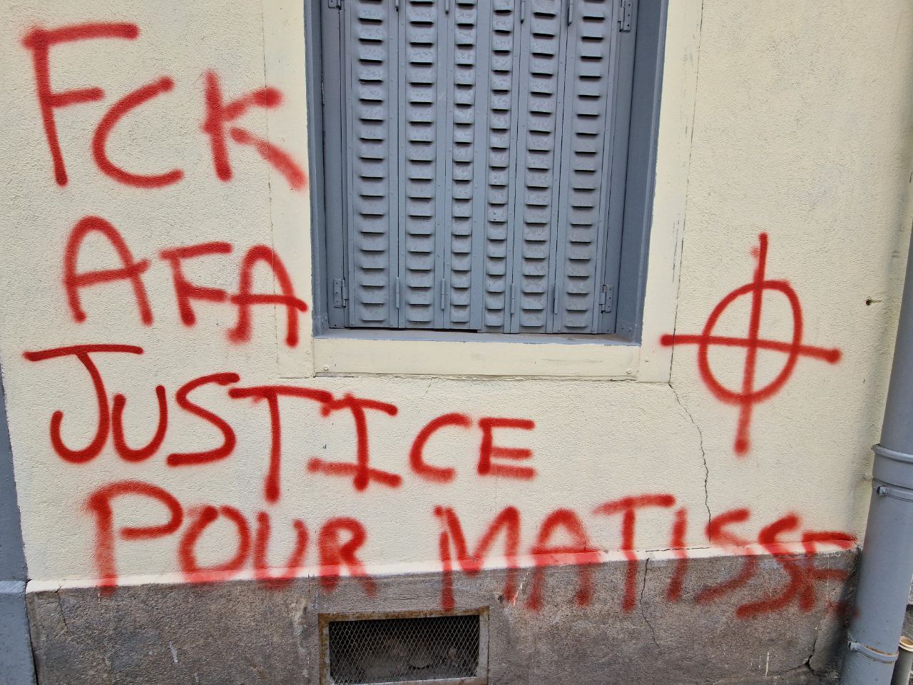 Détail des graffitis ayant visé les locaux de radio BIP/média 25 dans la nuit du 3 au 4 mai 2024, reprenant notamment le symbole de la croix celtique et un message "FCK AFA JUSTICE POUR MATISSE"