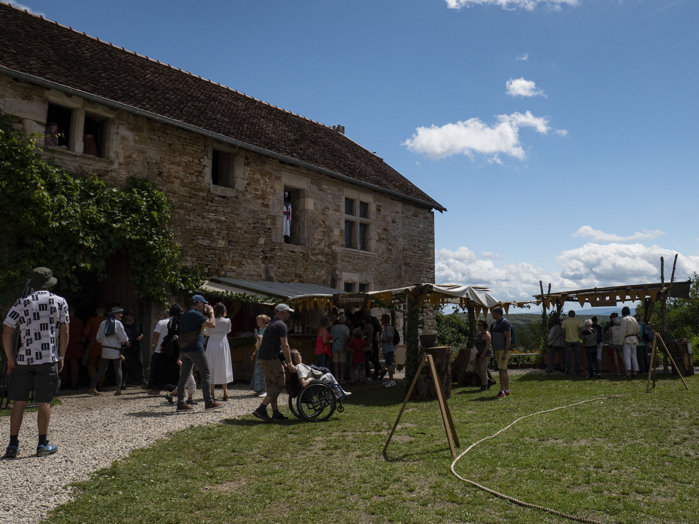 photo rapprochée de la scène précédente, avec des personnes visitant les stands