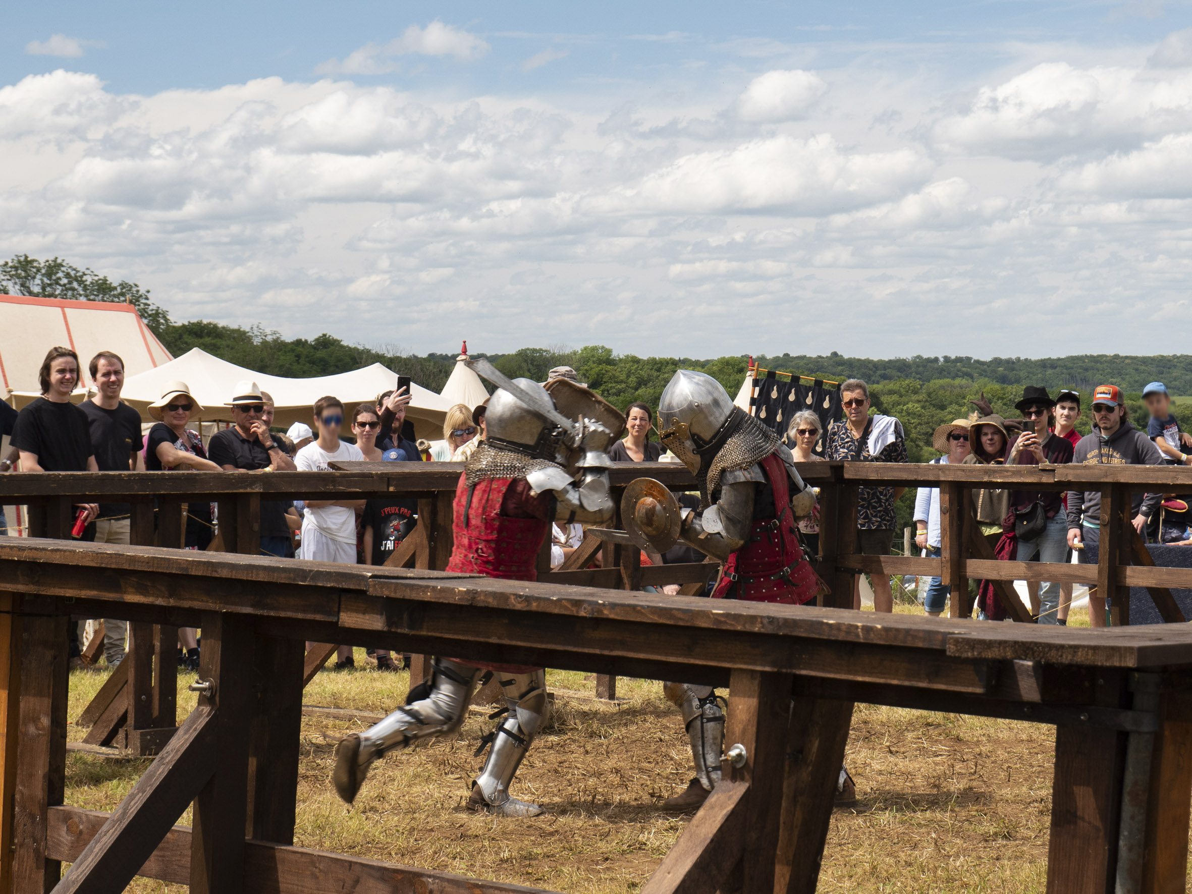 joute dans laquelle deux chevaliers à pied s'affrontent à l'épée et au petit bouclier, avec casque intégral et armures de plates