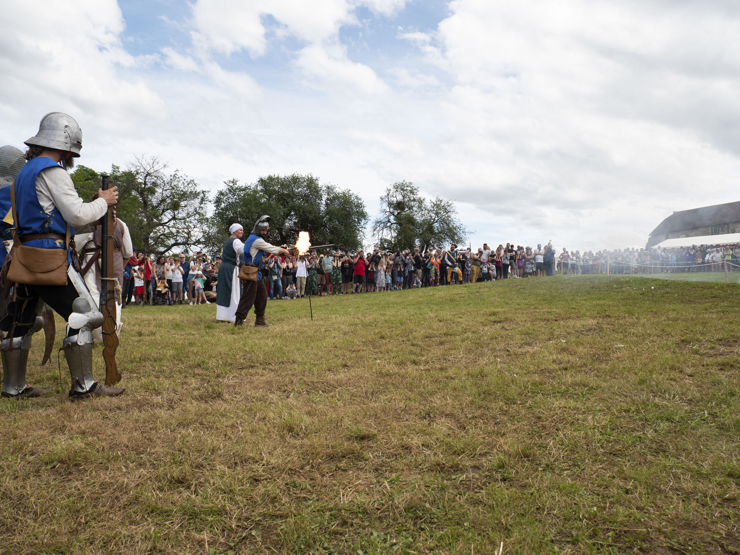 démonstration pyrotechnique en présence d'une foule importante sur un pré