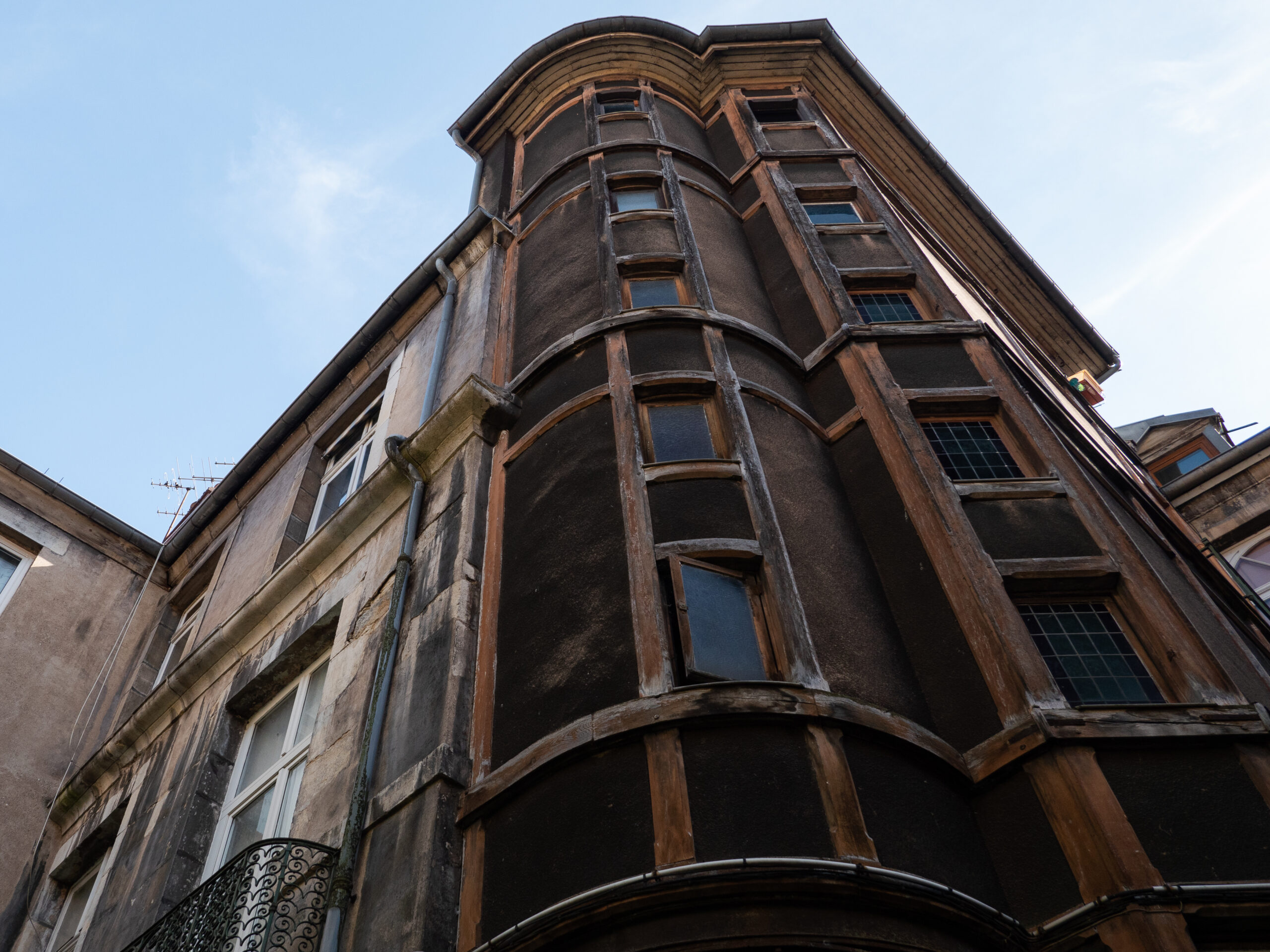 Vue en contre plongée d'une tour de type donjon, extérieur tout en bois et revêtement sombre