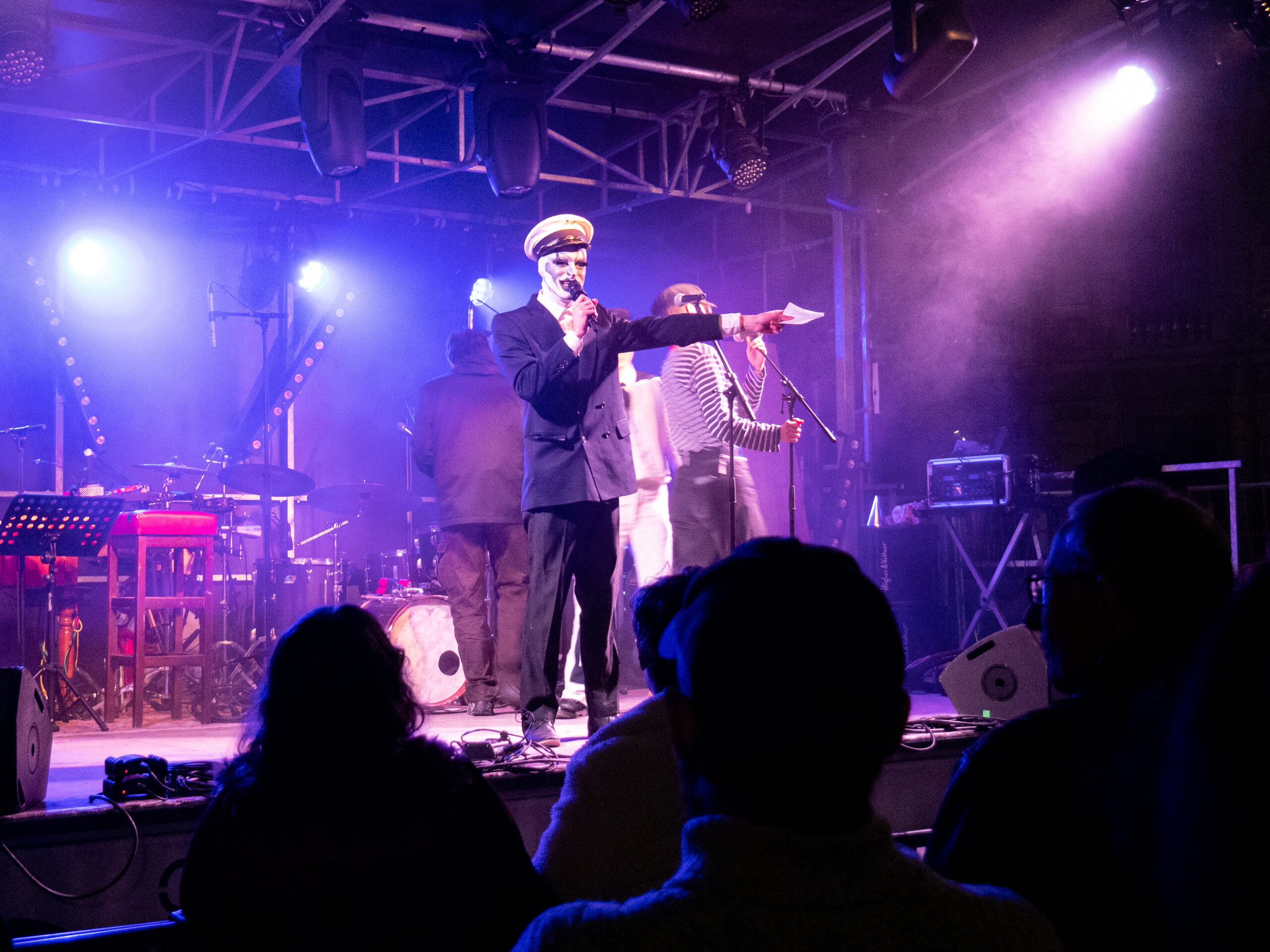 concert sur la scène de la place Granvelle, avec à la présentation une personne déguisée en capitaine de bateau, avec un masque intégral blanc, pendant que les prochain musiciens préparent la scène