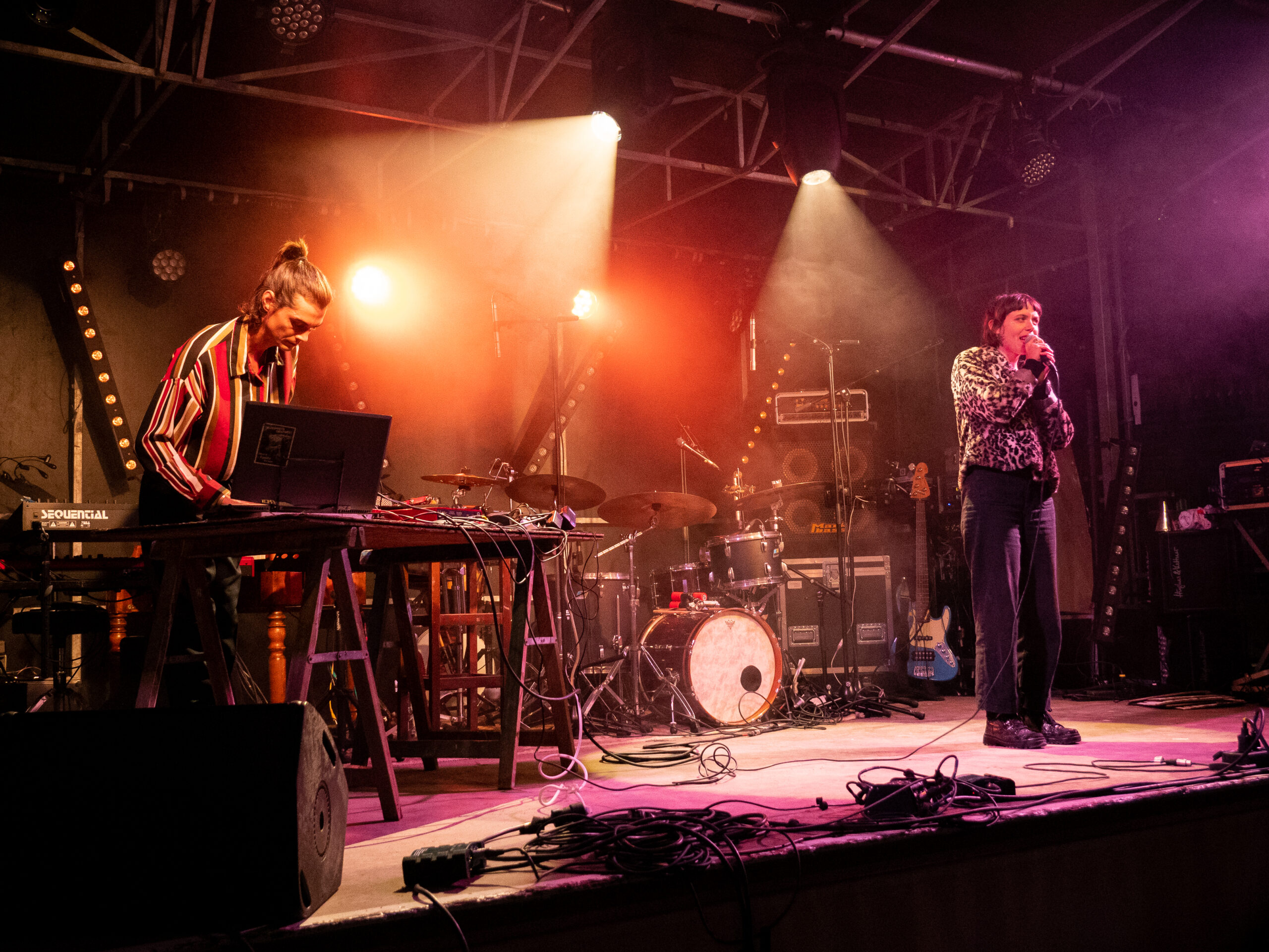 concert sur la scène de la place Granvelle, avec une chanteuse et un sampleur / DJ