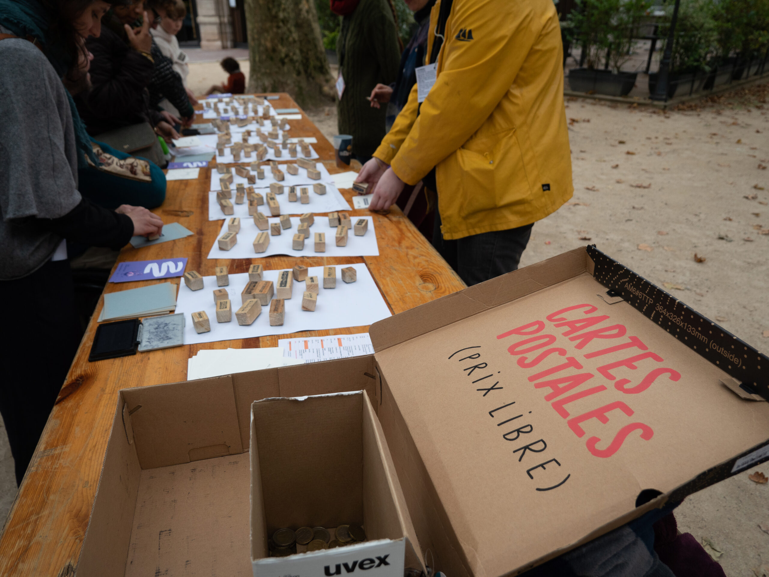 Stands de tampons encreurs pour décorer les cartes postales vendues à prix libre