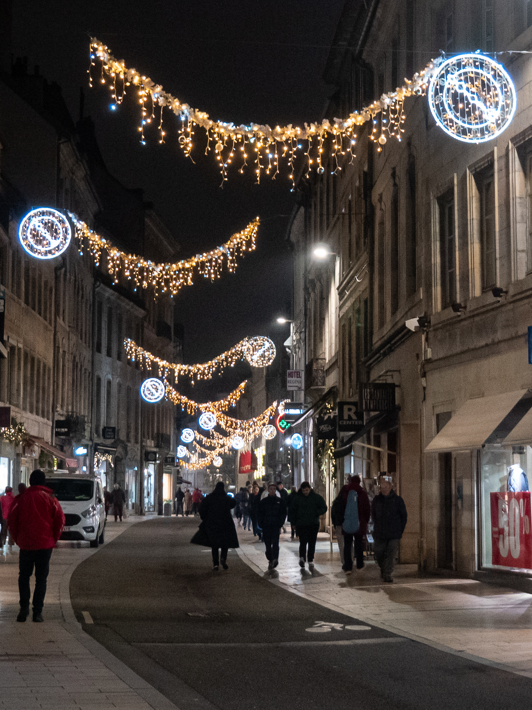 Les décorations lumineuses en enfilade dans la grande rue de Besançon