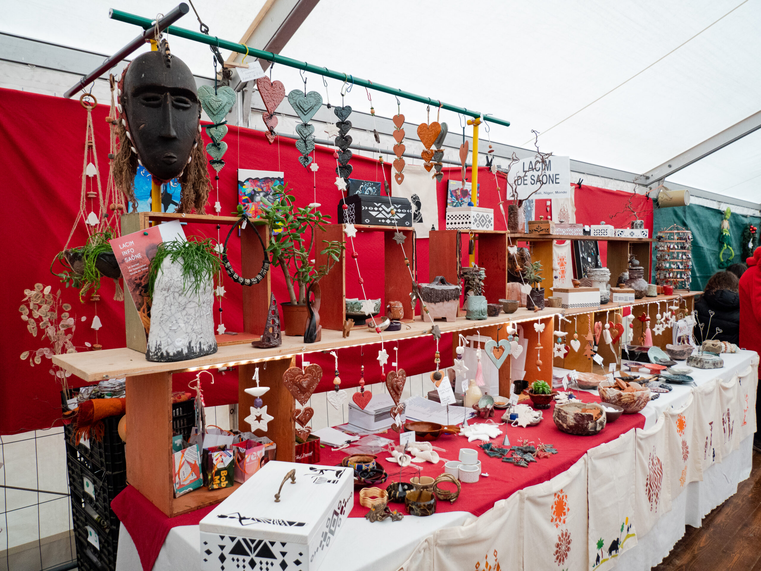 Divers bijoux en bois, poteries en argile, pendentifs et boites de rangement décorées en bois, provenant notamment du Mali et du Niger