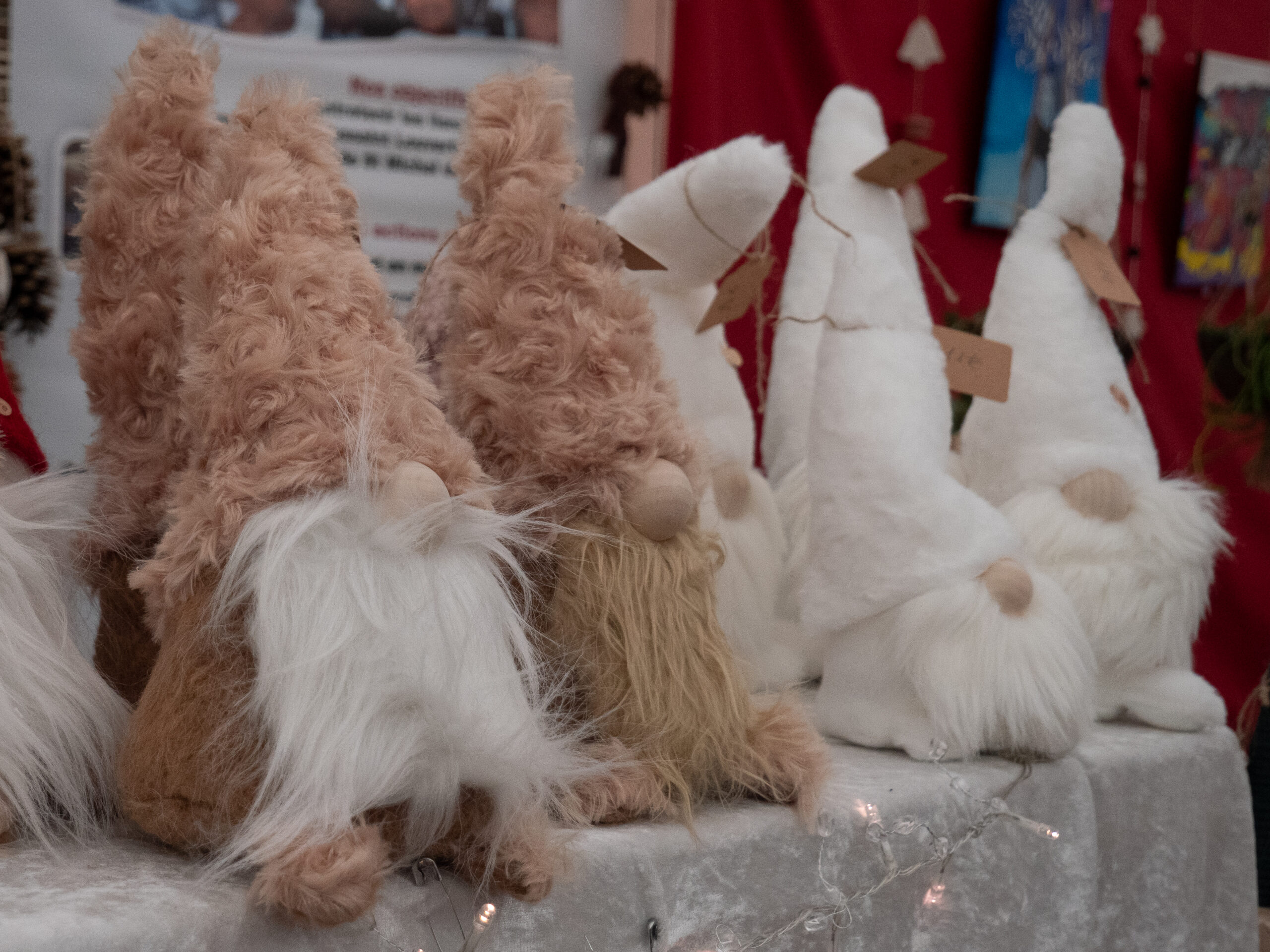 Détail des lutins à barbe et bonnet haut de la précédente photo