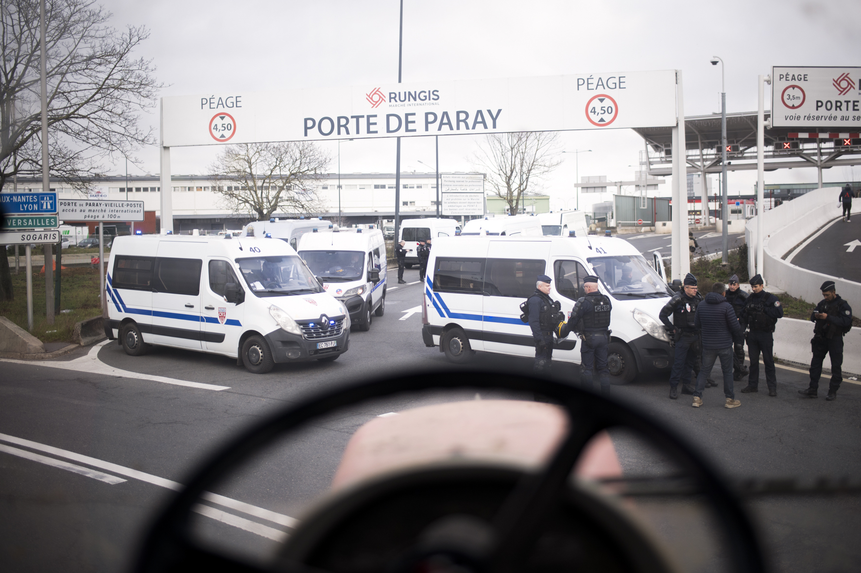 La porte de Paray à Rungis, bloquée par des camions de police