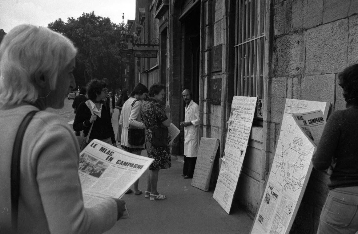 Distribution De Tracts Du Mlac Devant L Hopital De Besancon En Juillet 1974 Photo Bernard Faille Memoire Vive Besancon 1737054263