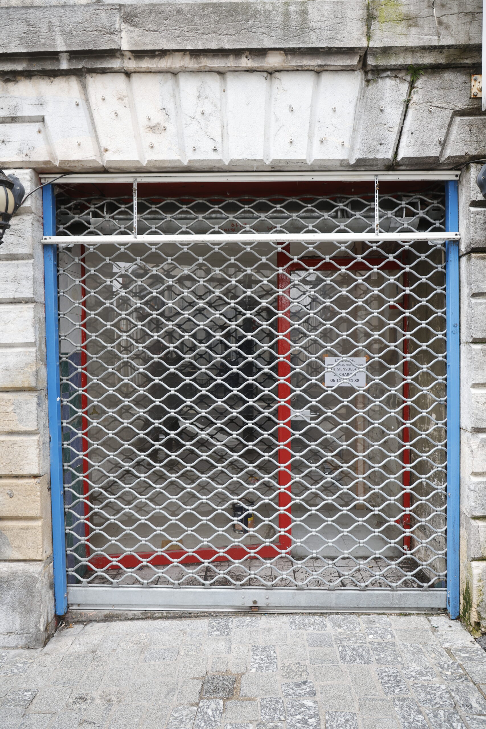 Photo de la devanture de magasin inconnu, fermé, le rideau de fer entièrement tiré