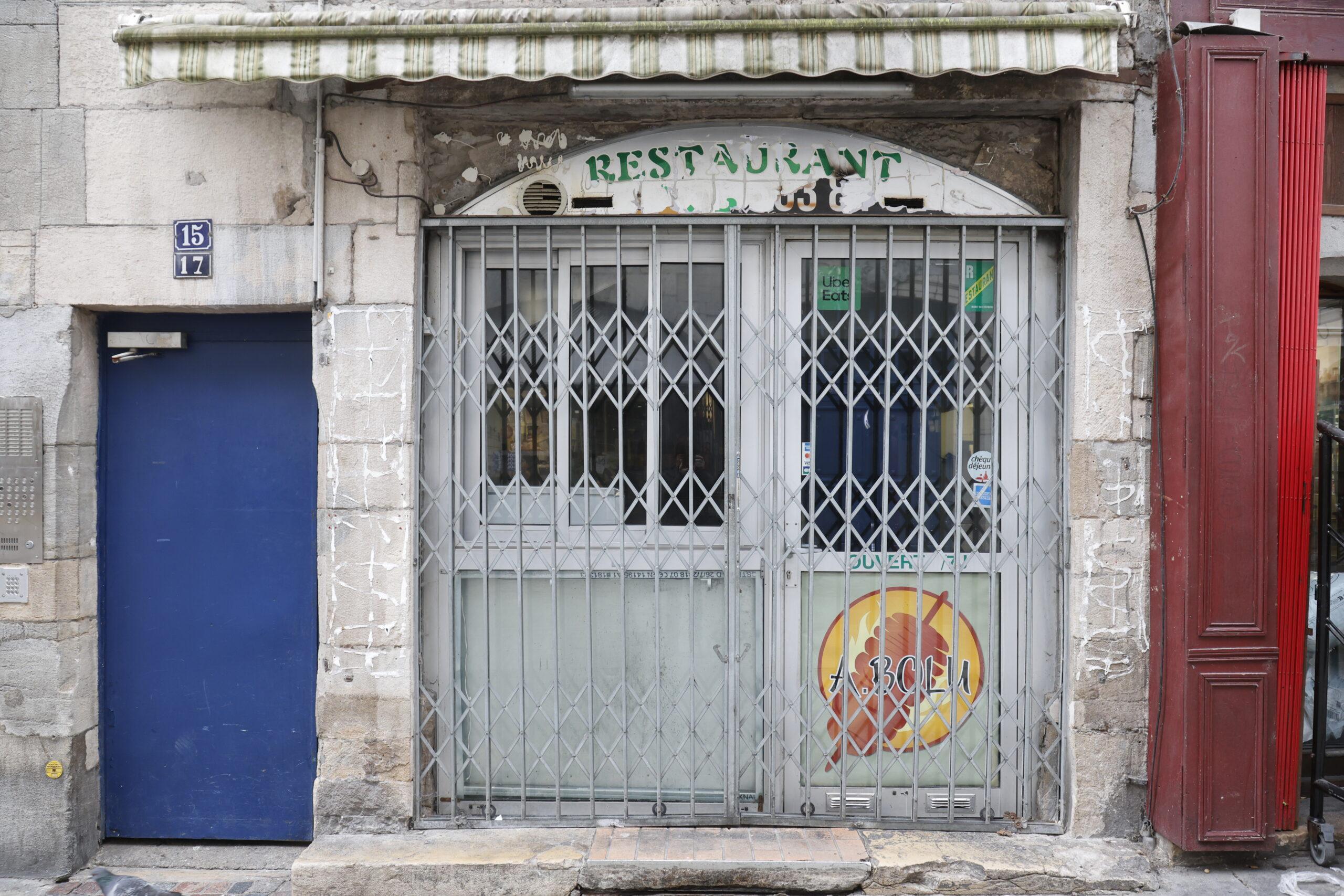 Photo de la devanture d'un restaurant kebab, fermé, le rideau de fer tiré sur toute la largeur du magasin