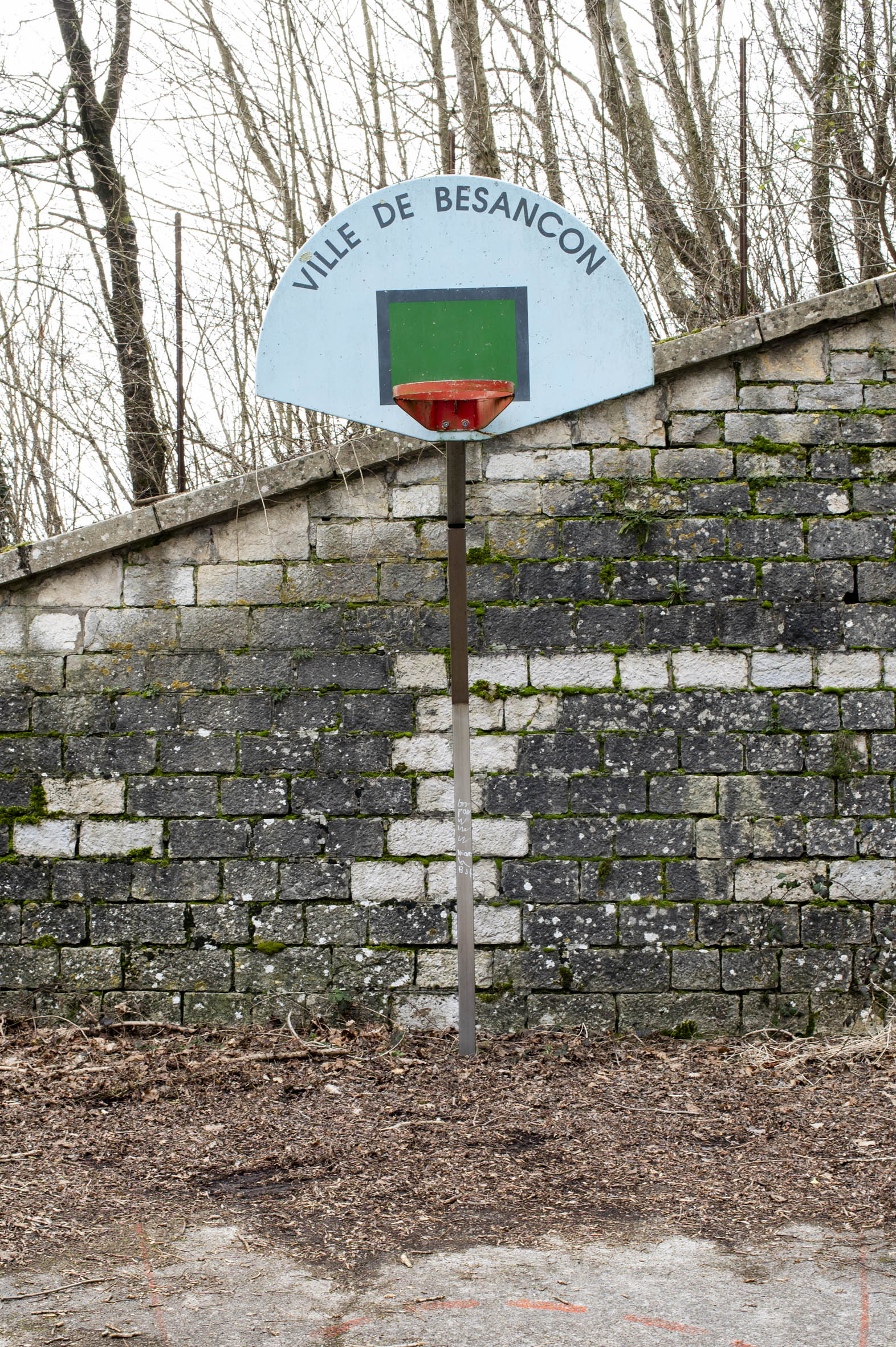 Photo d'un panneau de basket sur un terrain abandonné