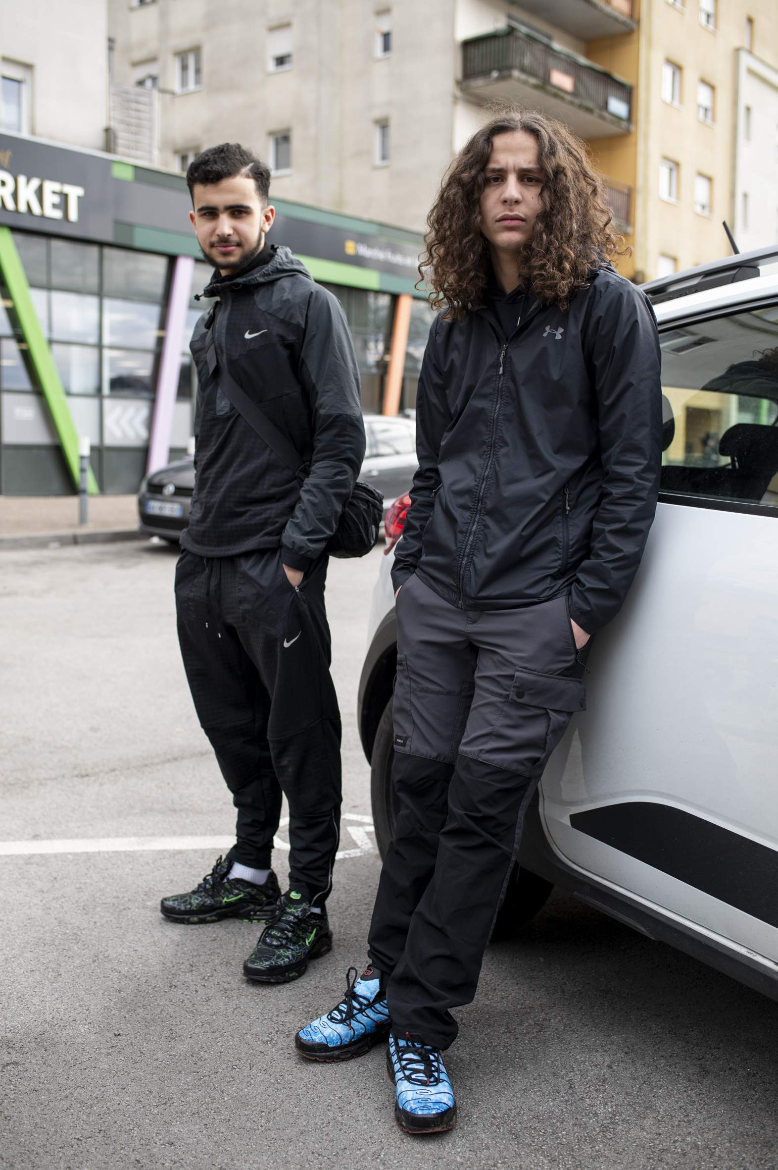 Portrait de deux jeunes sur la place des Lumières