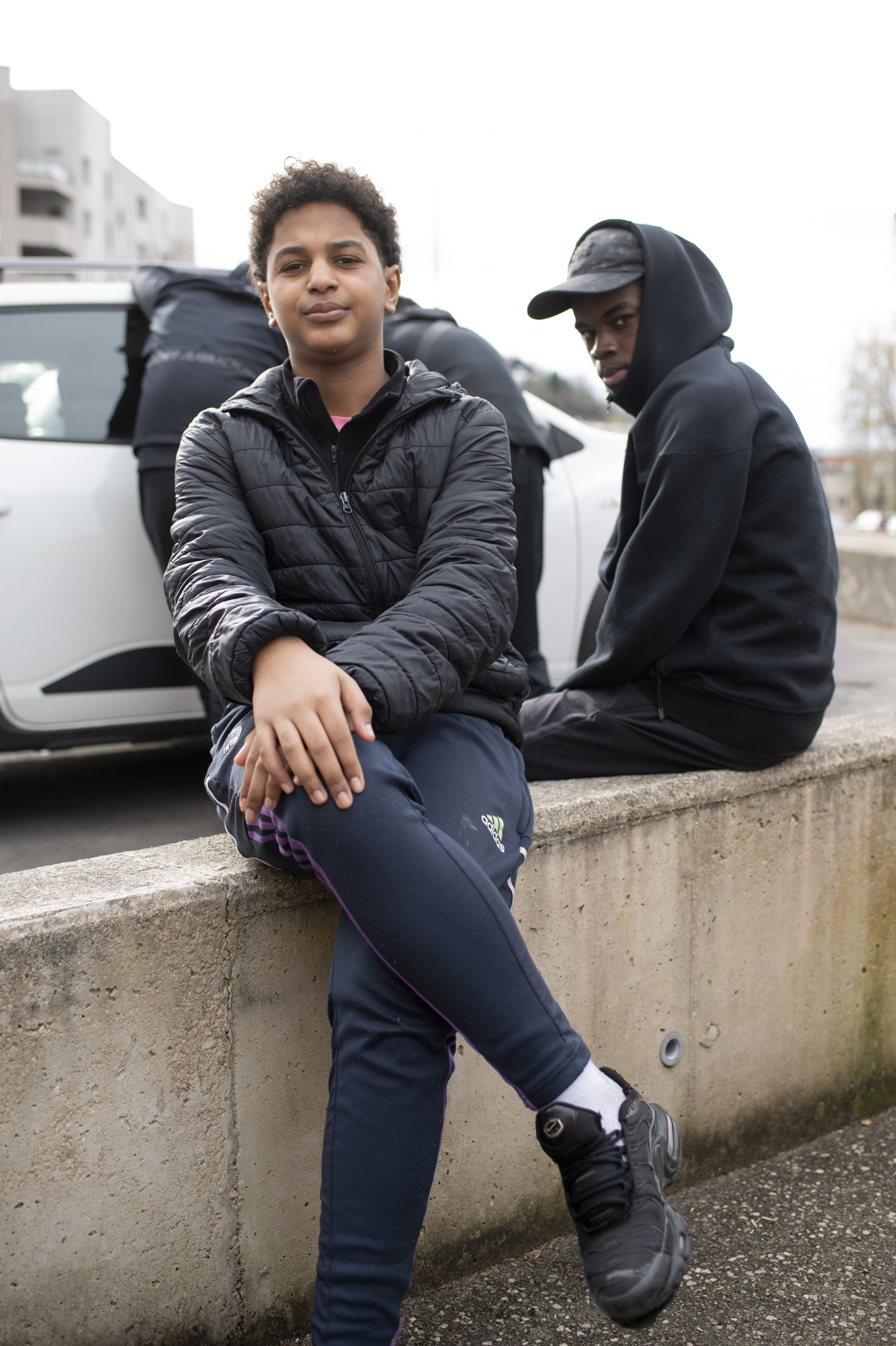 Portrait de deux jeunes sur la place des Lumières