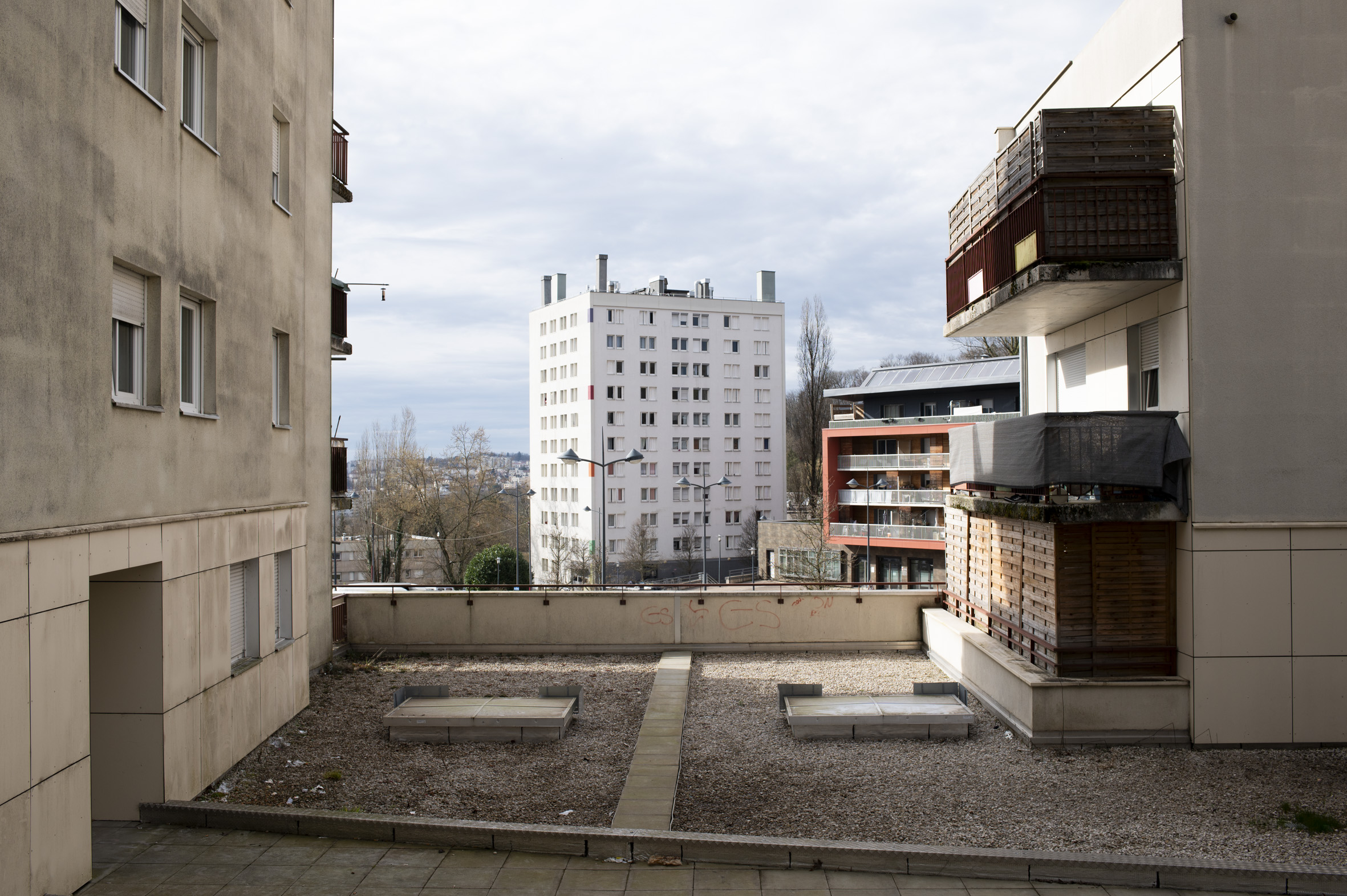 Vue au travers d'habitations d'une résidence place des Lumières