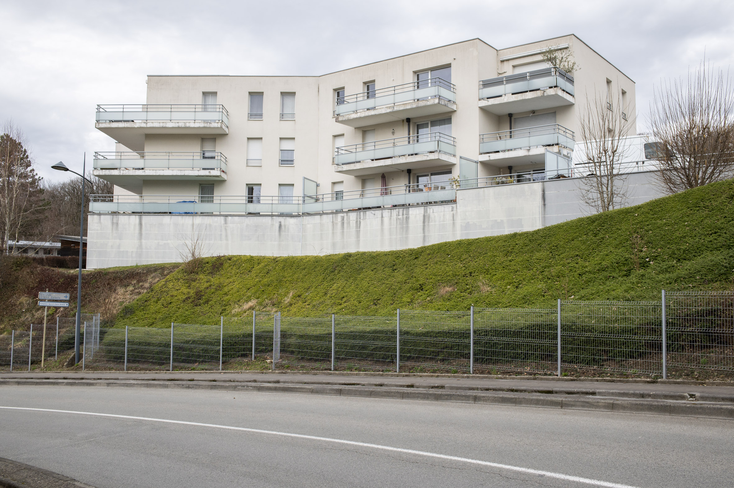 Habitations en surplomb du virage en haut du quartier de Clairs Soleil