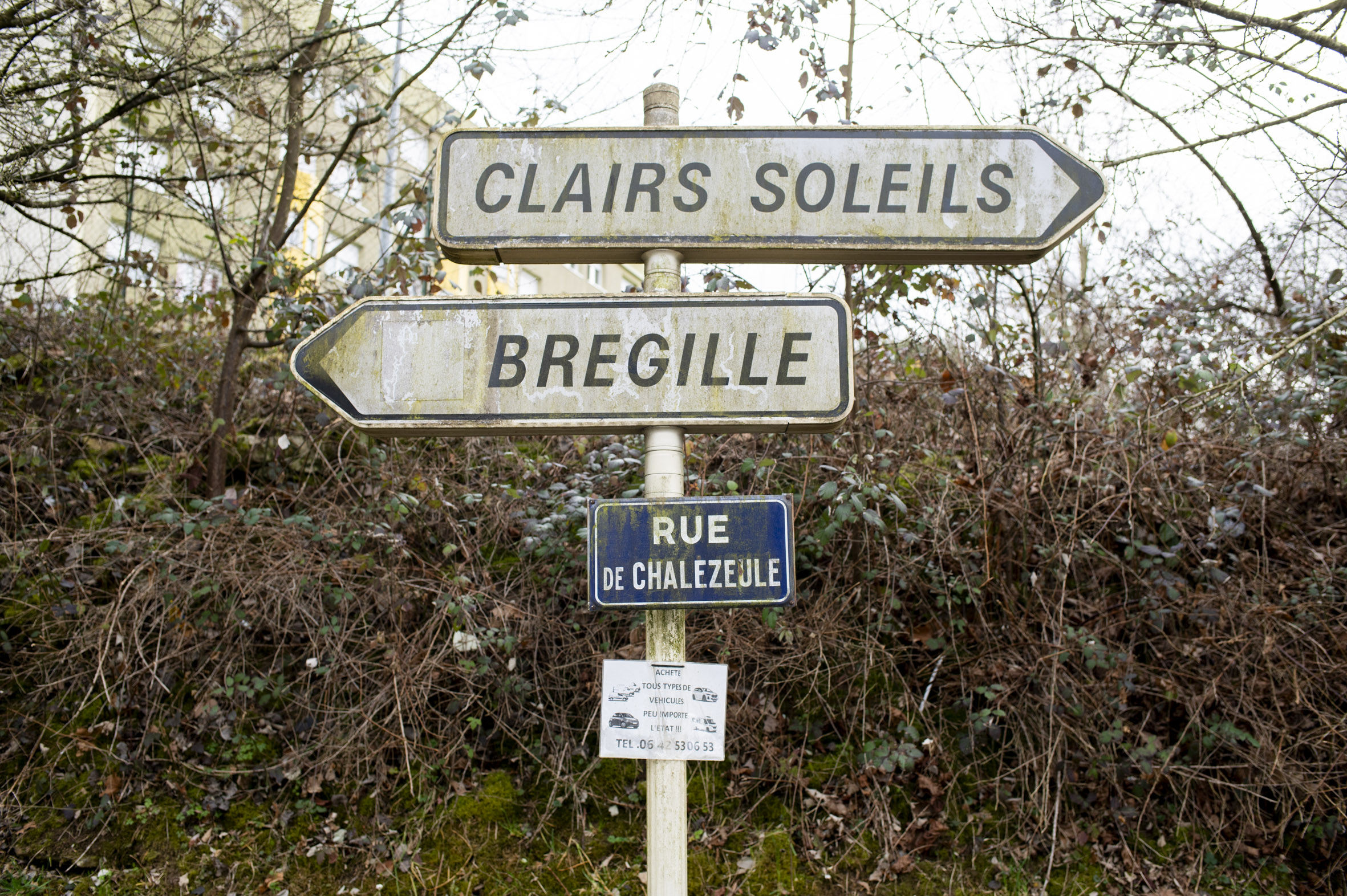 Panneau de signalisation sur la rue de Chalezeule indiquant à droite Clairs Soleils et à gauche Bregille