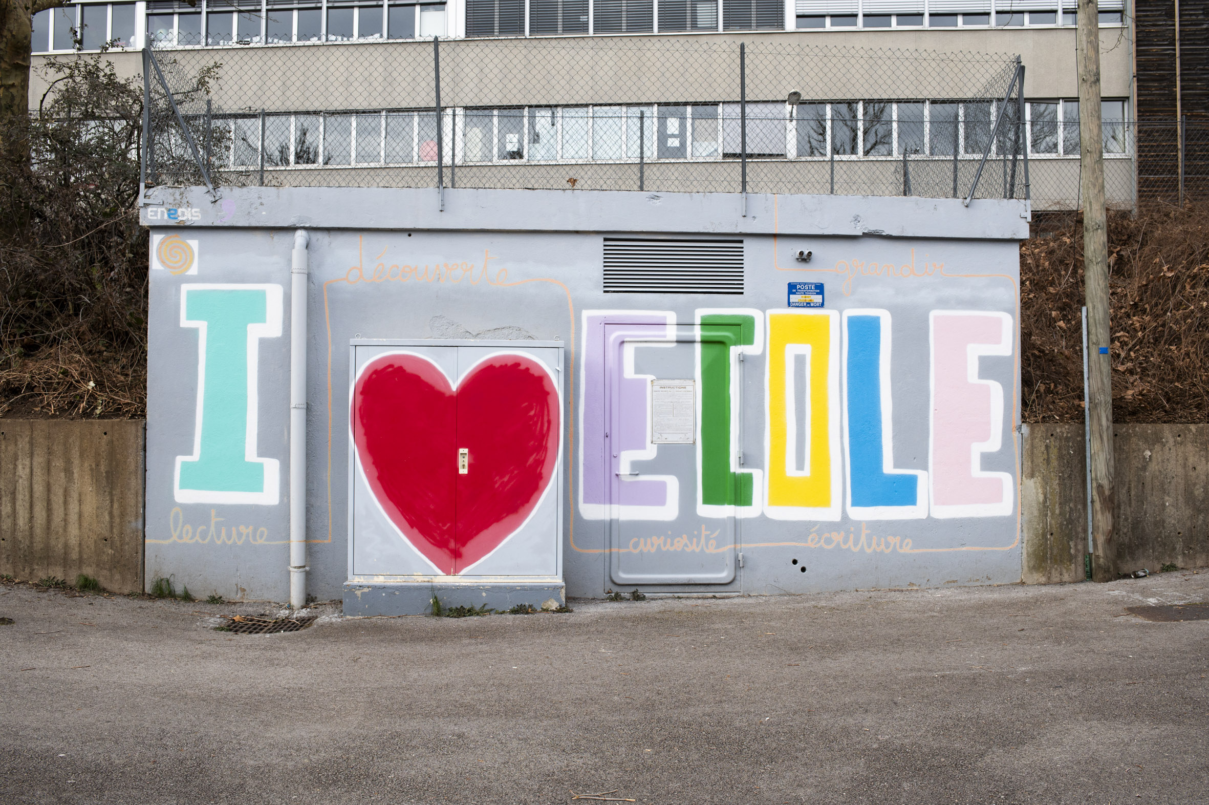 Sur un poste de transformation il est écrit "I Love Ecole" avec un coeur rouge