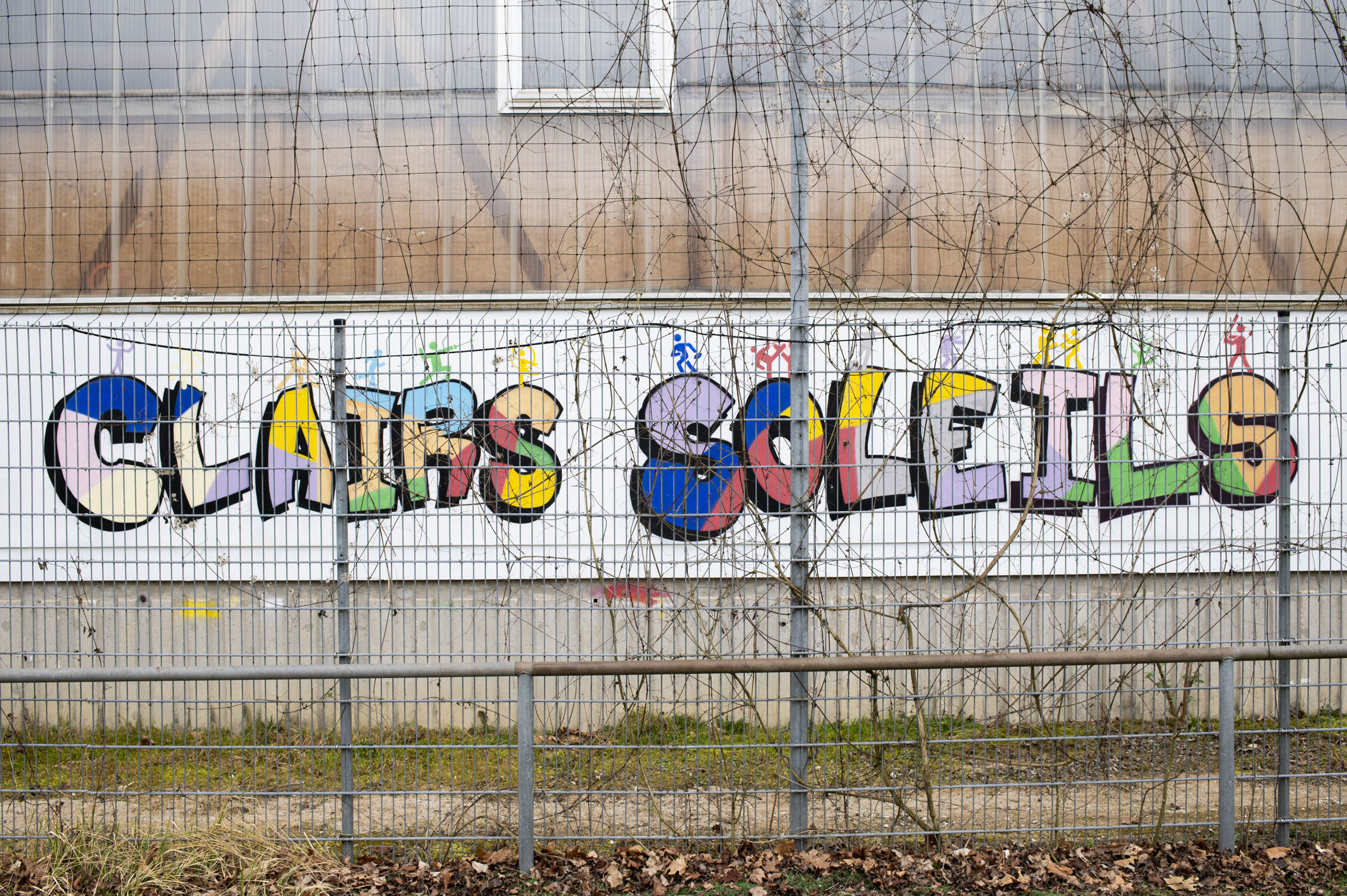 Sur la façade arrière du gymnase de Clairs Soleils il est écrit de différent couleurs "Clairs Soleils"