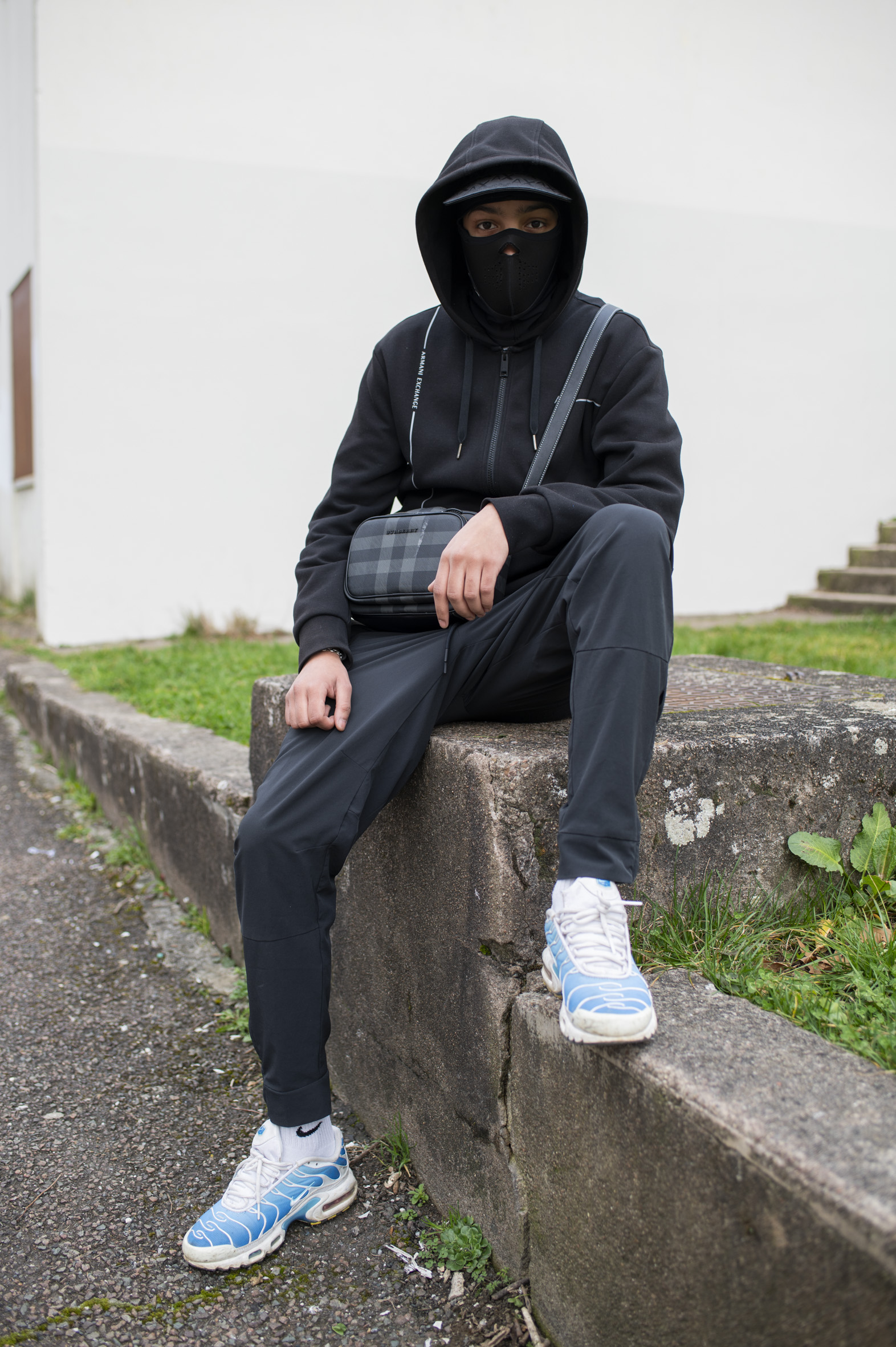 Portrait d'un jeune portant une cagoule