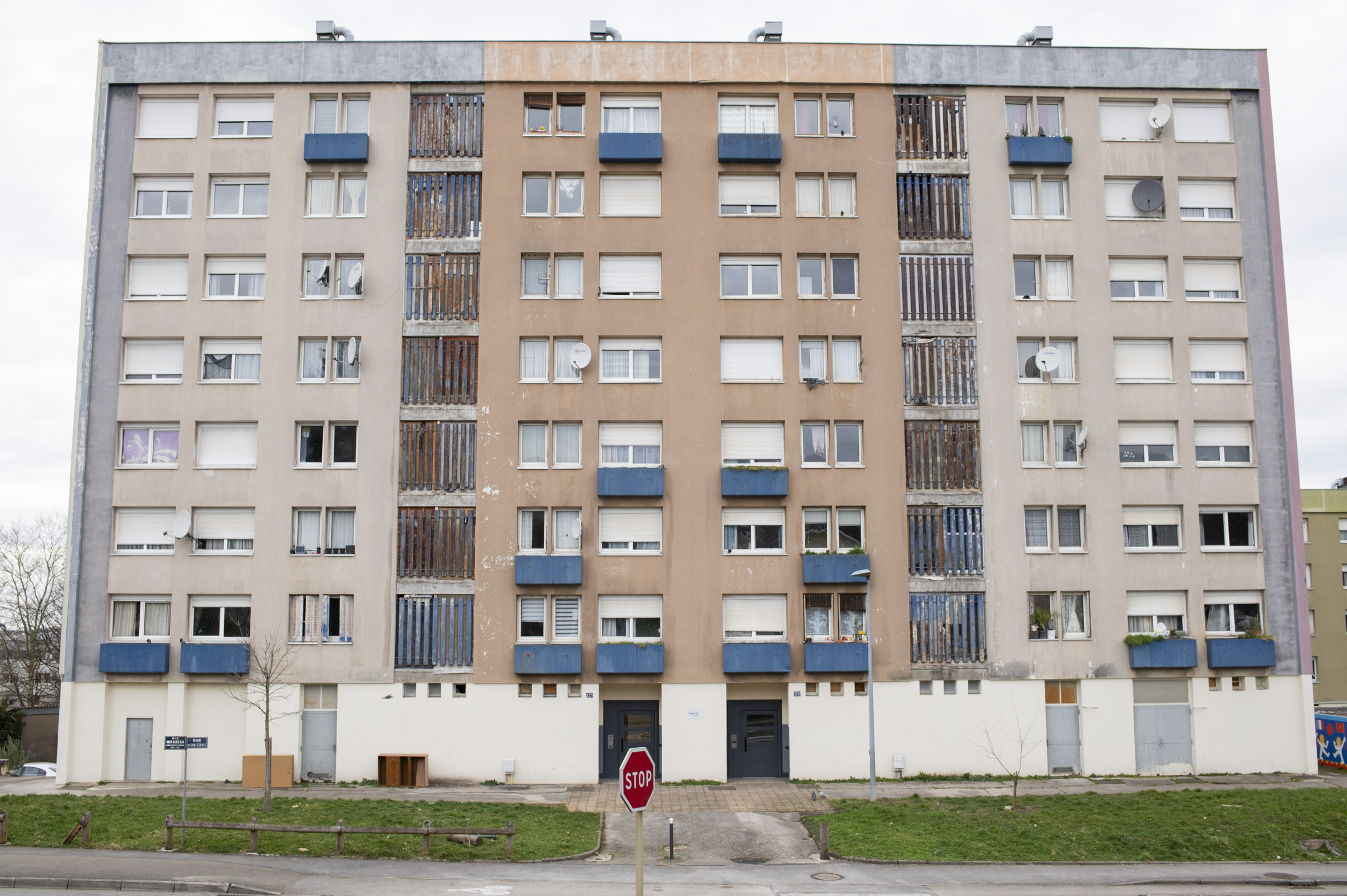 Façade entière d'un immeuble en haut du quartier de Clairs Soleils