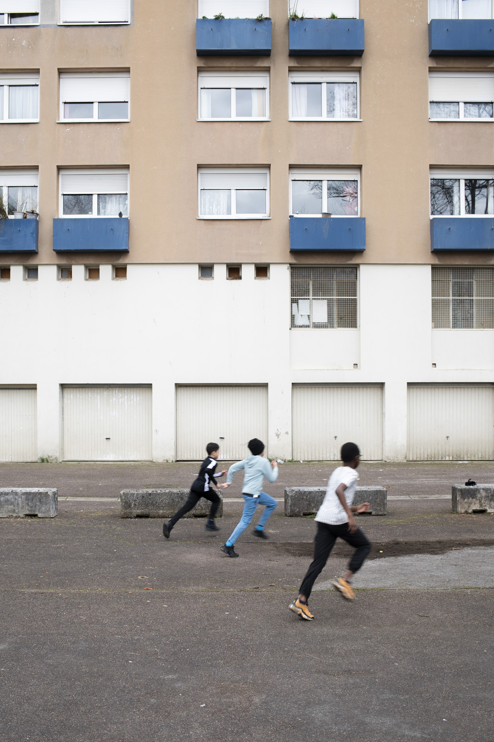 Des enfant jouant au ballon