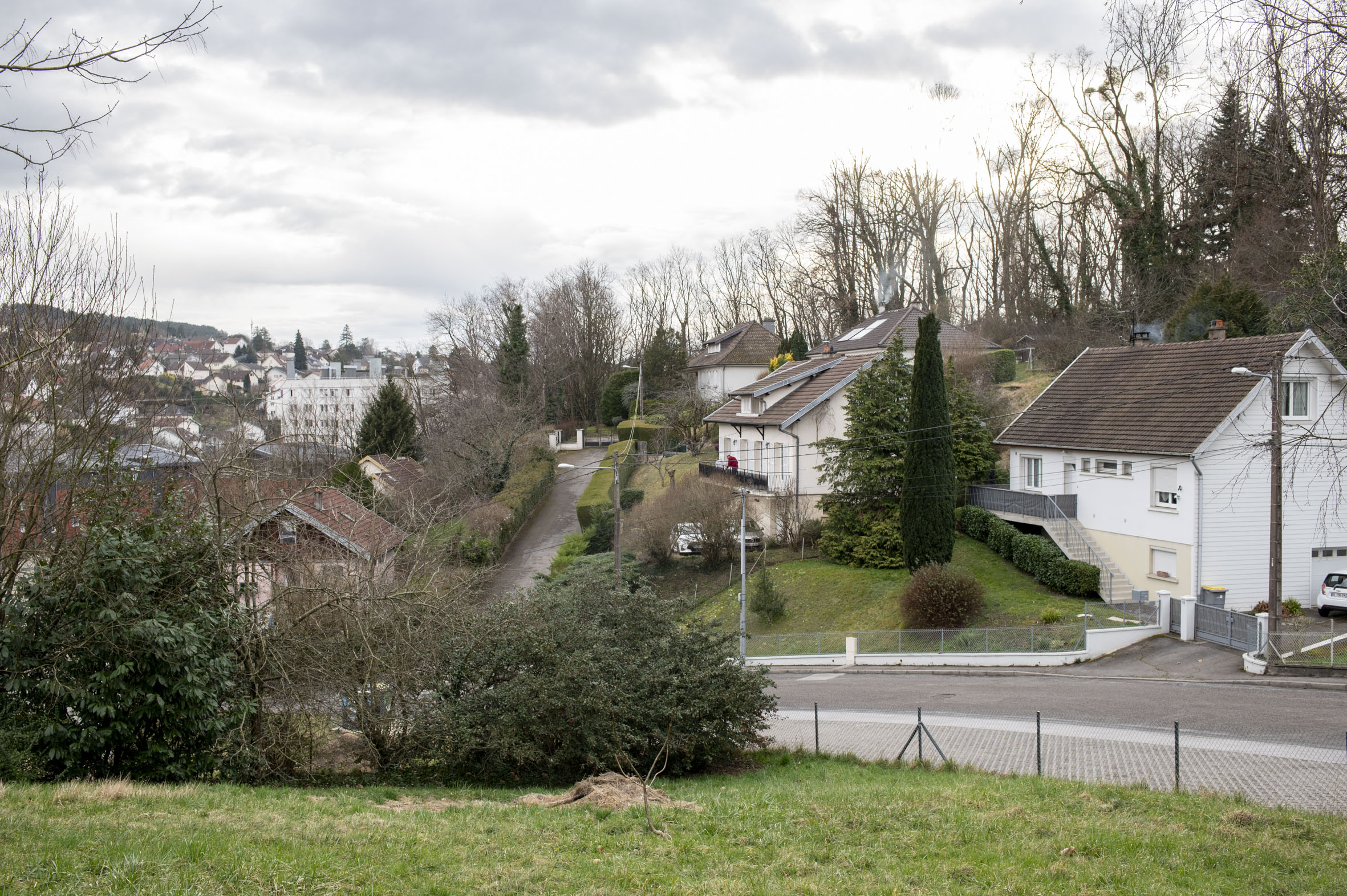 Lotissements de maisons individuelles dans une rue qui mène au gymnase