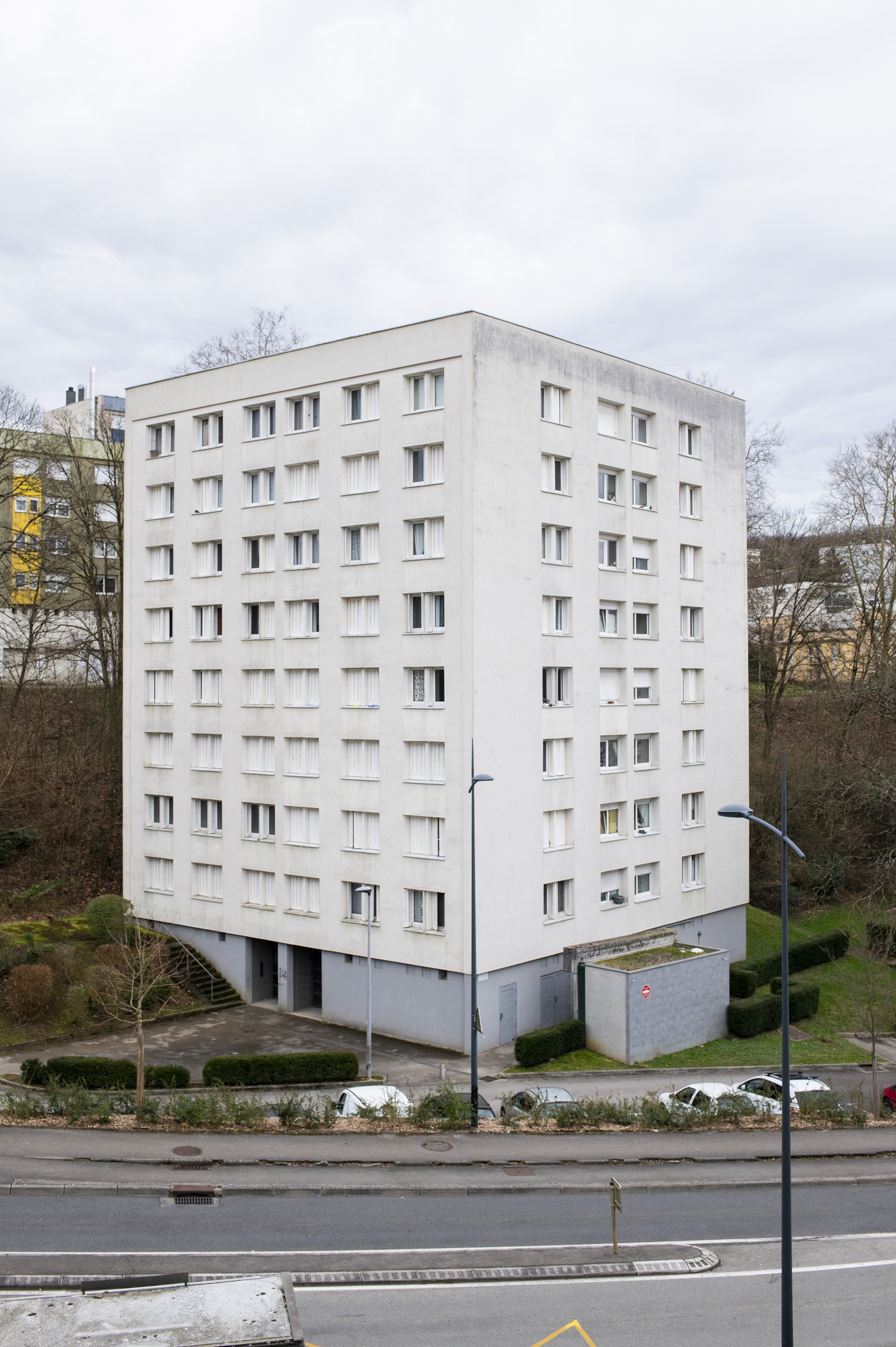 Bâtiment résidentiel de 8 etages de forme carré en haut du quartier de Clairs Soleils