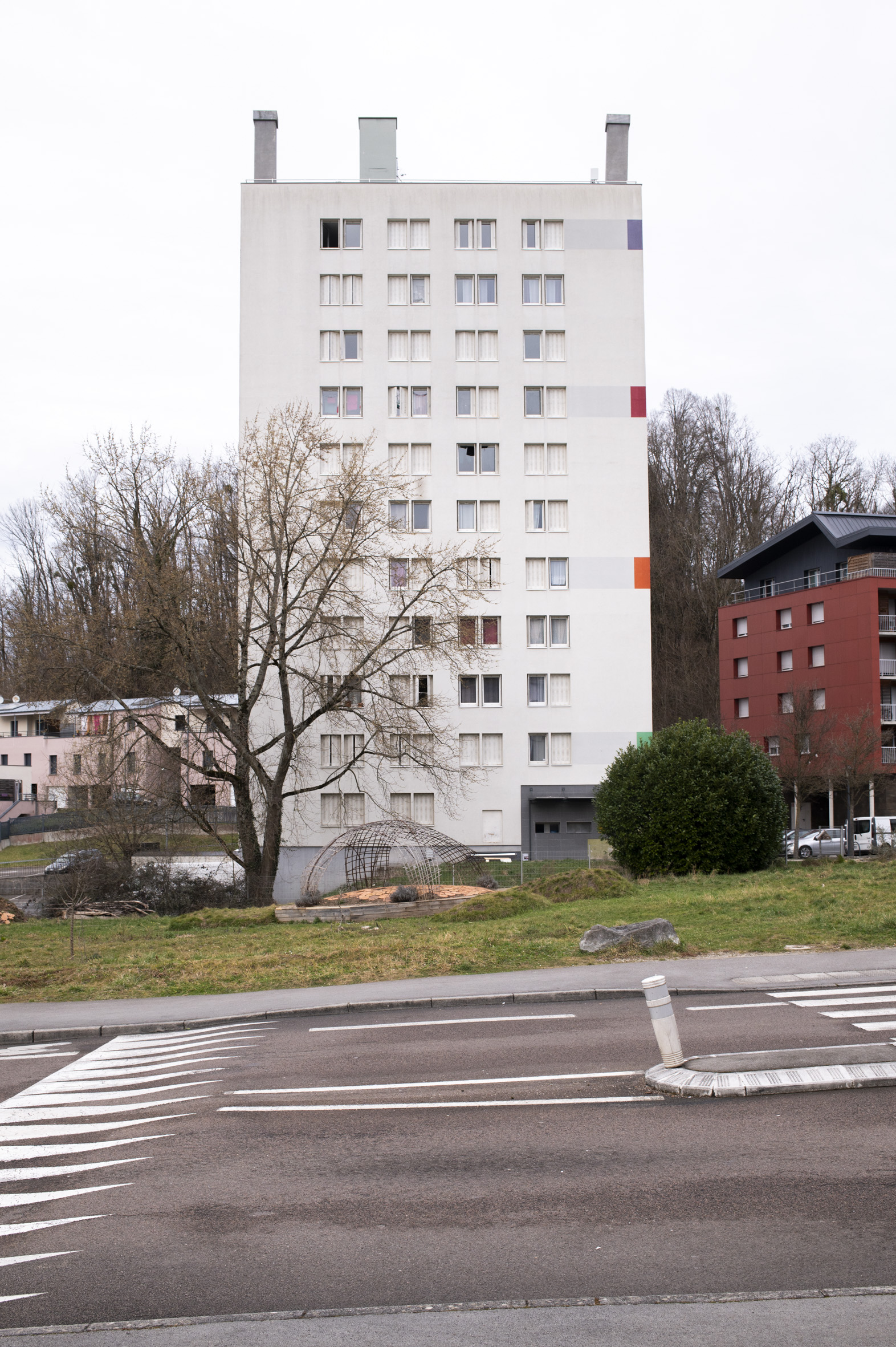 Bâtiment résidentiel de 10 étages de forme carré en bas du quartier de Clairs Soleils