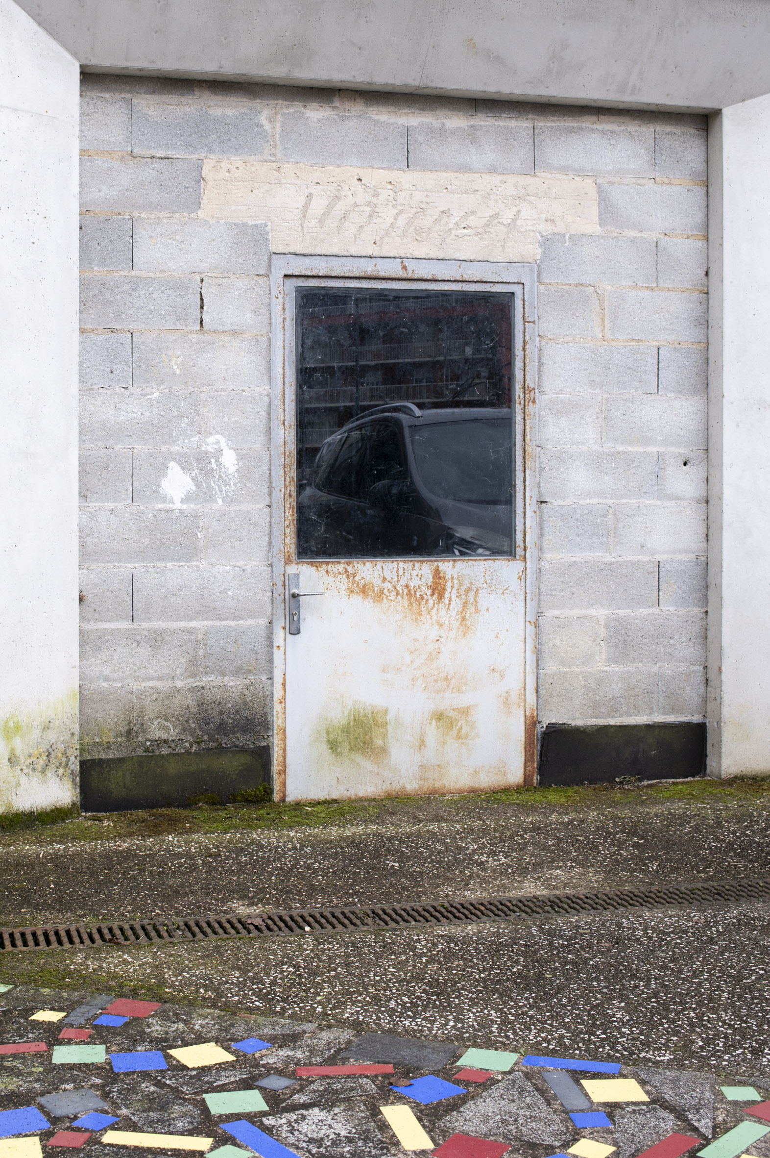 Une entrée d'un bâtiment est murée